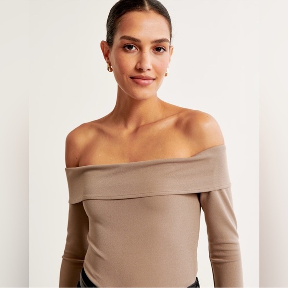 ABERCROMBIE & FITCH Long Sleeve Off The Shoulder Top - Picture 4 of 7